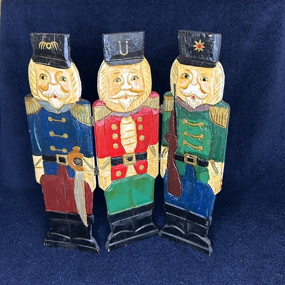 Wood 3 Panel Santas and Soldiers. Vintage. Carved fronts. Two sets of 3 panels - Picture 4 of 7